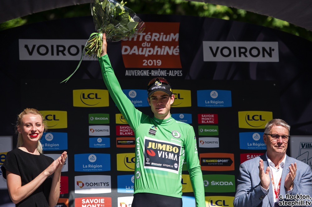 Wout van Aert ( Jumbo-Visma ) obtuvo su segunda victoria en la misma cantidad de días en el Critérium du Dauphiné cuando salió victorioso de un sprint caótico en Voiron en el escenario